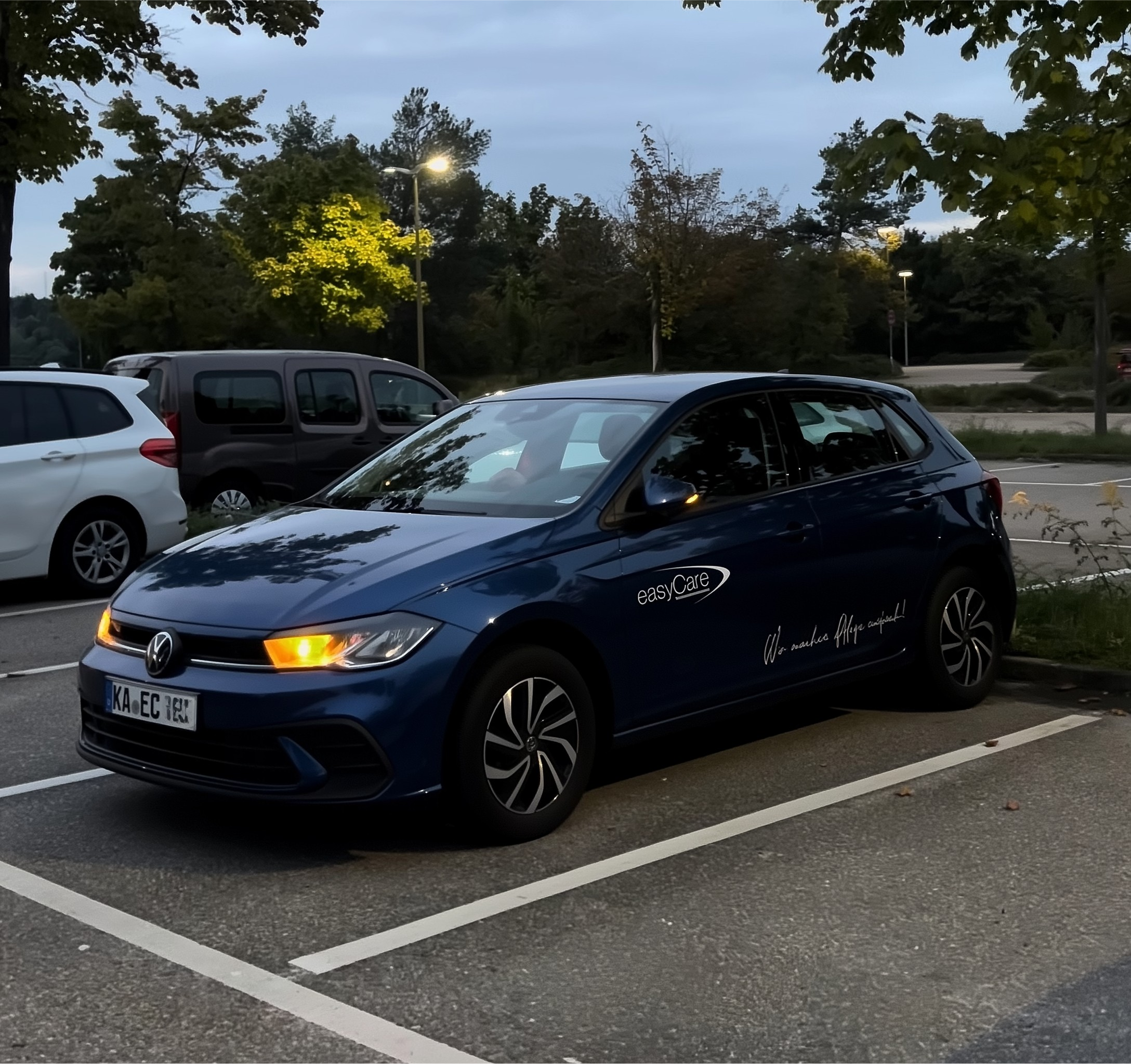 Blauer easyCare Volkswagen auf Parkplatz – ermöglicht Aleyna Kirkici flexible Pflegeeinsätze im Umkreis