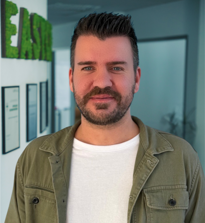 Michael Bürck, Personaldisponent bei easyCare in Karlsruhe, koordiniert Pflegeeinsätze und Dienstpläne für Pflegekräfte und Kliniken in ganz Deutschland.