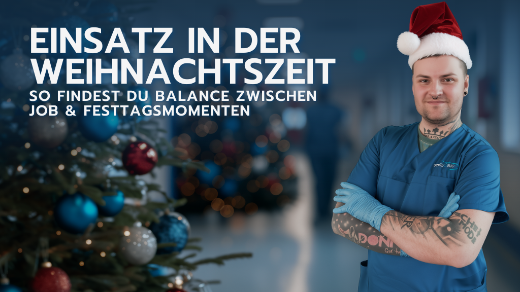 Pflegekraft von easyCare mit Nikolausmütze steht in einem festlich geschmückten Stationsflur mit Weihnachtsbaum und blauen Christbaumkugeln. Motiv zum Blogbeitrag über Balance zwischen Pflegeeinsatz und Weihnachtszeit.
