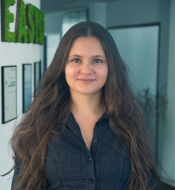 Viktoria Hafner-Gabriel – Auszubildende bei easyCare Personalmanagement Karlsruhe Porträtfoto von Viktoria Hafner-Gabriel, Auszubildende bei easyCare Personalmanagement in Karlsruhe, vor dem Büro-Hintergrund mit easyCare Logo