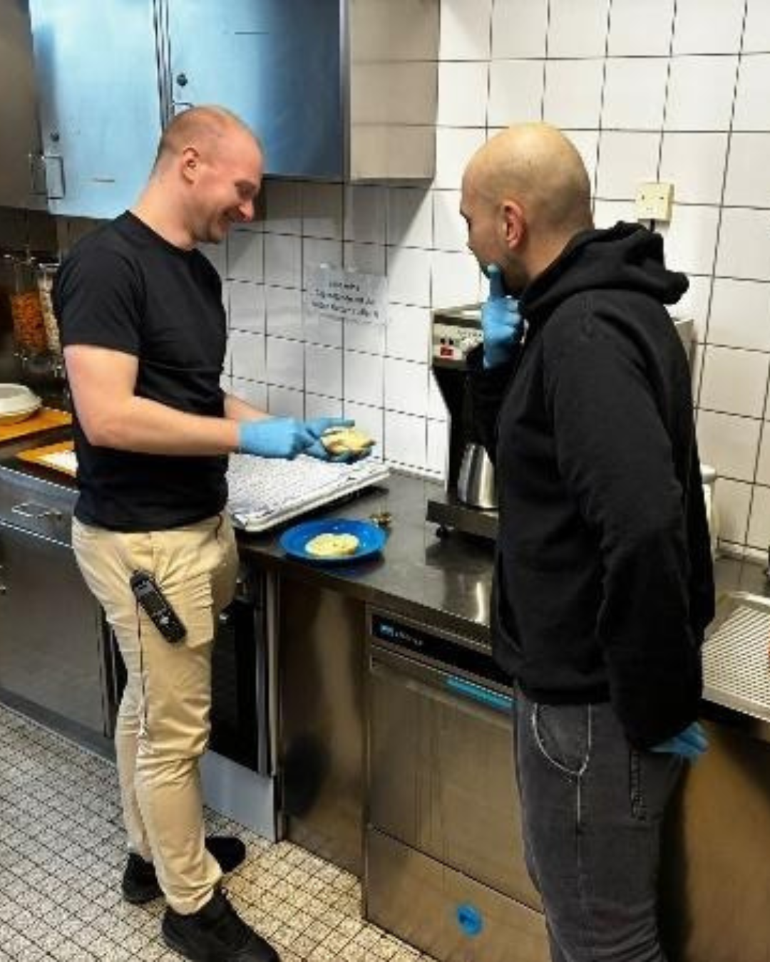 Daniel beim Essensverteilen und Brote schmieren im ZfP Calw
